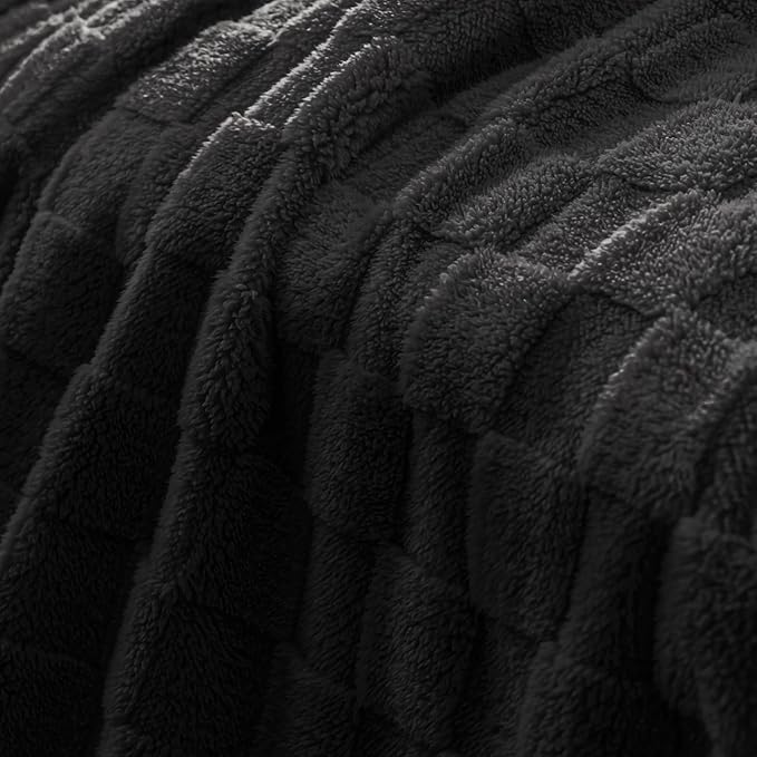 Exclusivo Mezcla King Size Flannel Fleece Blanket, Super Soft and Warm Lightweight Checkered Pattern Blankets for All Seasons, 90x104 Inches, Black
