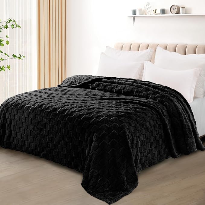 Exclusivo Mezcla King Size Flannel Fleece Blanket, Super Soft and Warm Lightweight Checkered Pattern Blankets for All Seasons, 90x104 Inches, Black