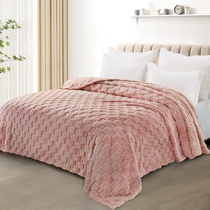 Exclusivo Mezcla King Size Flannel Fleece Blanket, Super Soft and Warm Lightweight Checkered Pattern Blankets for All Seasons, 90x104 Inches, Pink