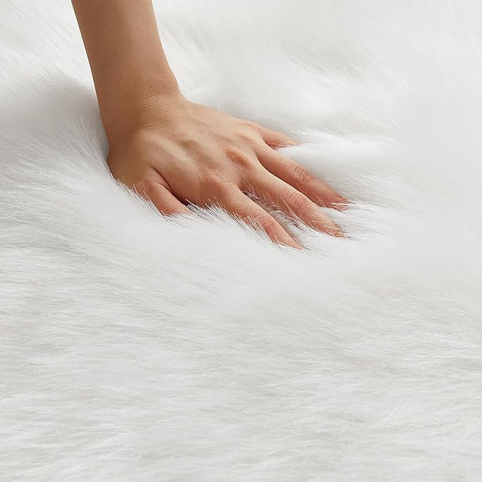 AMTOVO Faux Fur Rug, White Small Area Rug, Fluffy Sheepskin Rug, Fuzzy Ultra Soft 2 x 3 ft Shag Rugs for Bedroom Sofa Throw Cushion Room Decor, Sheepskin