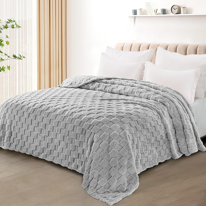 Exclusivo Mezcla Queen Size Flannel Fleece Blanket, Super Soft and Warm Lightweight Checkered Pattern Blankets for All Seasons, 90x90 Inches, Light Grey