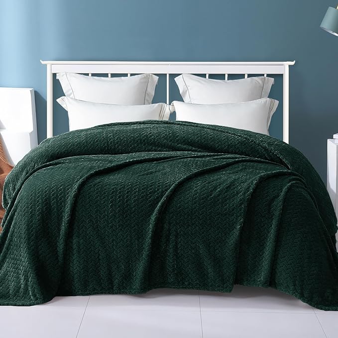 Exclusivo Mezcla Fleece King Size Blanket for Bed, 90x104 Inches Soft Cozy Jacquard Flannel Blankets, Lightweight Fuzzy Plush Warm for Women, Forest Green