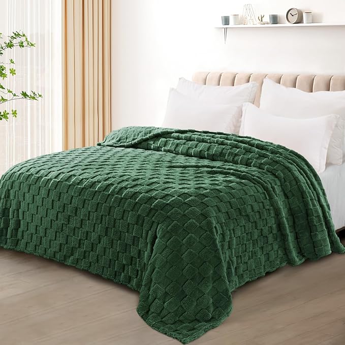 Exclusivo Mezcla Queen Size Flannel Fleece Blanket, Super Soft and Warm Lightweight Checkered Pattern Blankets for All Seasons, 90x90 Inches, Forest Green