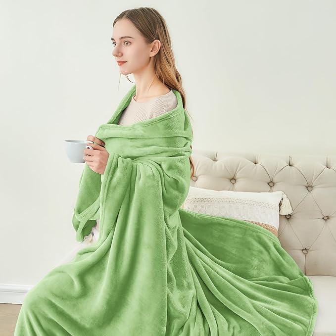 BEDELITE Fleece Blanket King Size Blankets for Bed, Luxury Plush Cozy Fuzzy Blanket 108x90 inches, Super Soft Warm Lightweight Throw Blanket All Seasons Suitable, Grass Green