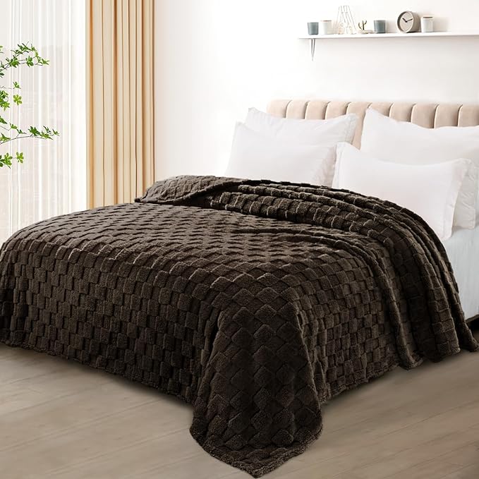 Exclusivo Mezcla King Size Flannel Fleece Blanket, Super Soft and Warm Lightweight Checkered Pattern Blankets for All Seasons, 90x104 Inches, Coffee