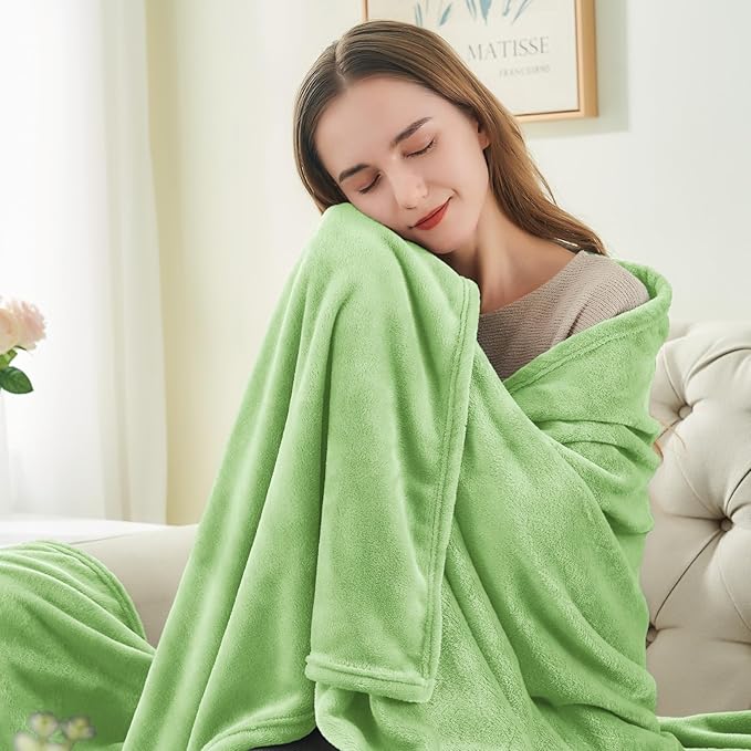 BEDELITE Fleece Blanket King Size Blankets for Bed, Luxury Plush Cozy Fuzzy Blanket 108x90 inches, Super Soft Warm Lightweight Throw Blanket All Seasons Suitable, Grass Green