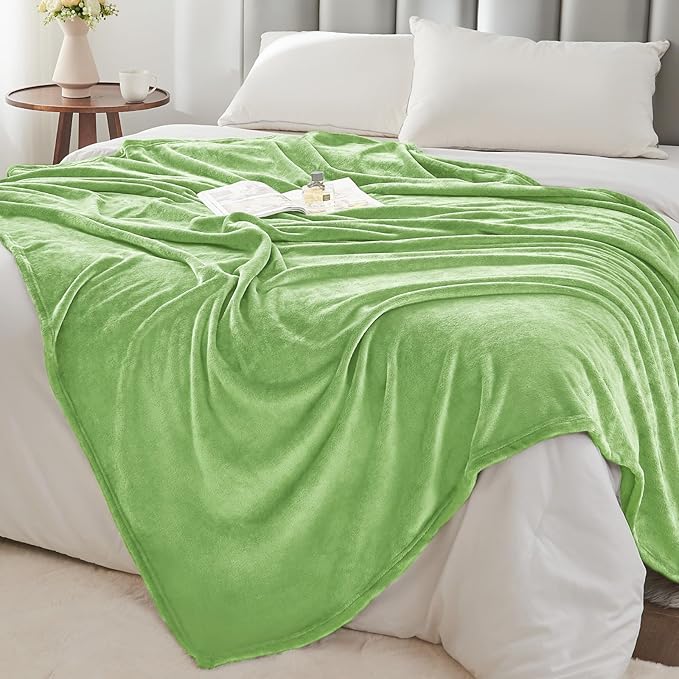 BEDELITE Fleece Blanket King Size Blankets for Bed, Luxury Plush Cozy Fuzzy Blanket 108x90 inches, Super Soft Warm Lightweight Throw Blanket All Seasons Suitable, Grass Green