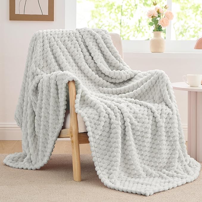 BEDELITE Fleece Blanket Twin for Bed Couch, 3D Jacquard Decorative Light Grey Throw Blanket, Soft and Cozy Warm Plush Fuzzy Blanket All Seasons Suitable, 60x80Inches