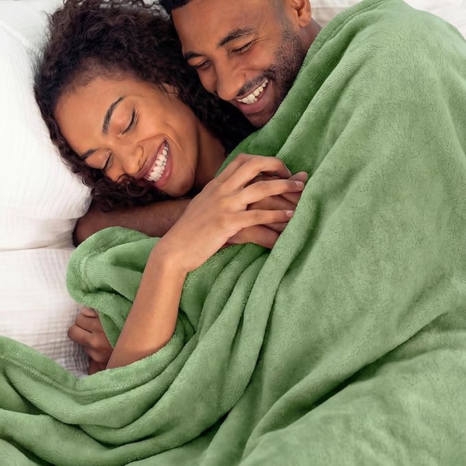 Bedsure GentleSoft Fleece Bed Blankets Full Size Green - Soft Lightweight Plush Fuzzy Cozy Luxury Blanket Microfiber, Emerald, 84x90 inches