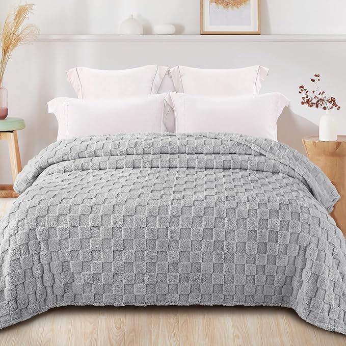 Exclusivo Mezcla King Size Flannel Fleece Blanket, Super Soft and Warm Lightweight Checkered Pattern Blankets for All Seasons, 90x104 Inches, Light Grey