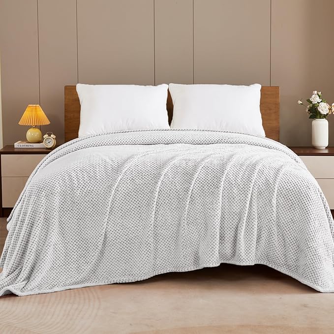Exclusivo Mezcla Fleece Bed Blanket King Size, Super Soft and Warm Blankets for Couch, Sofa and Bed Waffle Textured, Cozy, Fuzzy and Lightweight (Heather Light Grey, 90x104 Inches)