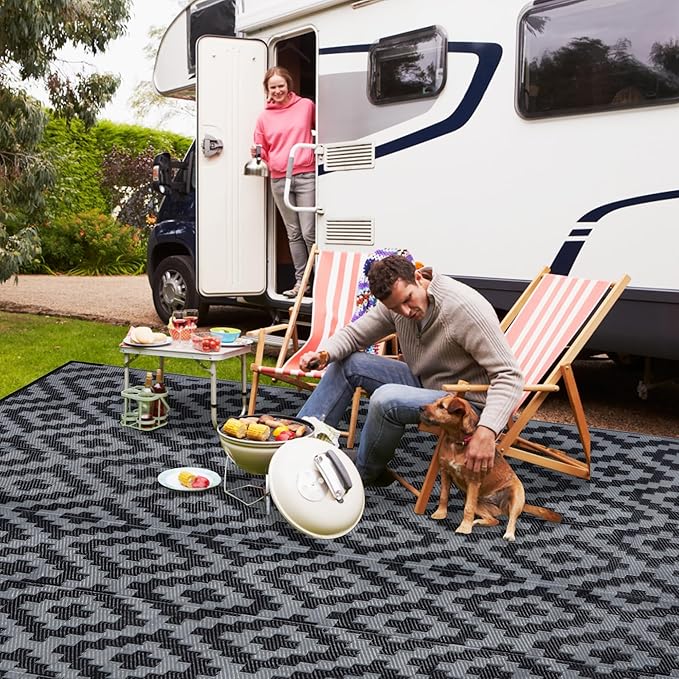 Outdoor Rug, 8 x 8 Ft Reversible Polypropylene in Black and Grey Lattice