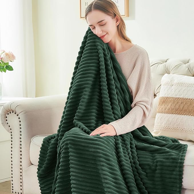 BEDELITE Fleece Throw Blanket for Couch – 3D Ribbed Jacquard Soft and Warm Decorative Fuzzy Blanket – Cozy, Fluffy, Plush Lightweight Emerland Green Throw Blankets for Bed, Sofa, 50x60 inches