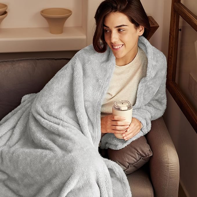 Exclusivo Mezcla Plush Fuzzy Fleece Throw Blanket Extra Large, Super Soft, Fluffy and Warm Blankets for Couch, Bed, All Season (Light Grey, 50x70 inches)