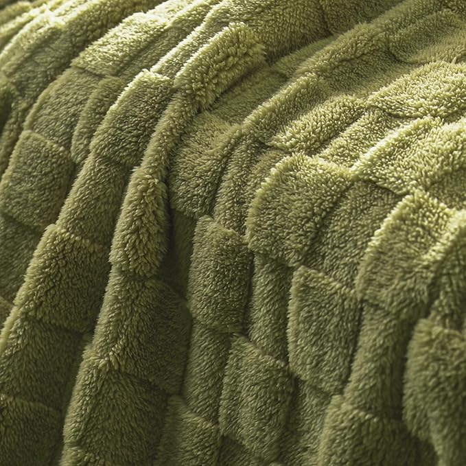 Exclusivo Mezcla Twin Size Flannel Fleece Blanket, Super Soft and Warm Lightweight Checkered Pattern Blankets for All Seasons, 60x80 Inches, Olive Green