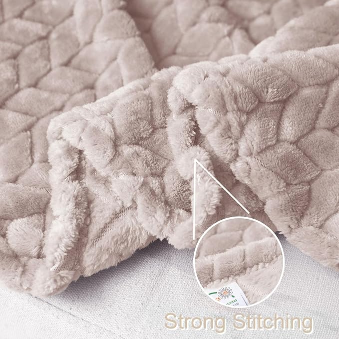 Exclusivo Mezcla Fleece Throw Blanket for Couch and Bed, 50x70 Inches Soft Cozy Jacquard Flannel Blankets, Lightweight Fuzzy Plush Warm Throws for Women,Camel
