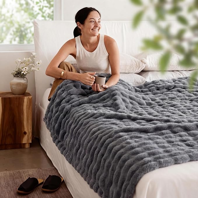 Bedsure 3D Fleece Bubble Blanket - GentleSoft Grey King Blanket for Bed Sofa Room Decor - Luxury Soft Cozy Gifts for Kids, Lightweight, All Seasons, Grey, 108"×90"
