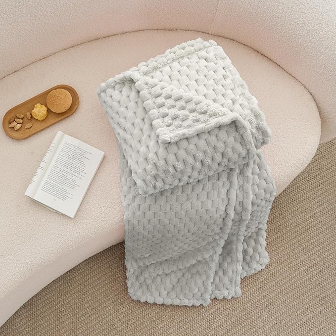 BEDELITE Fleece Blanket Twin for Bed Couch, 3D Jacquard Decorative Light Grey Throw Blanket, Soft and Cozy Warm Plush Fuzzy Blanket All Seasons Suitable, 60x80Inches