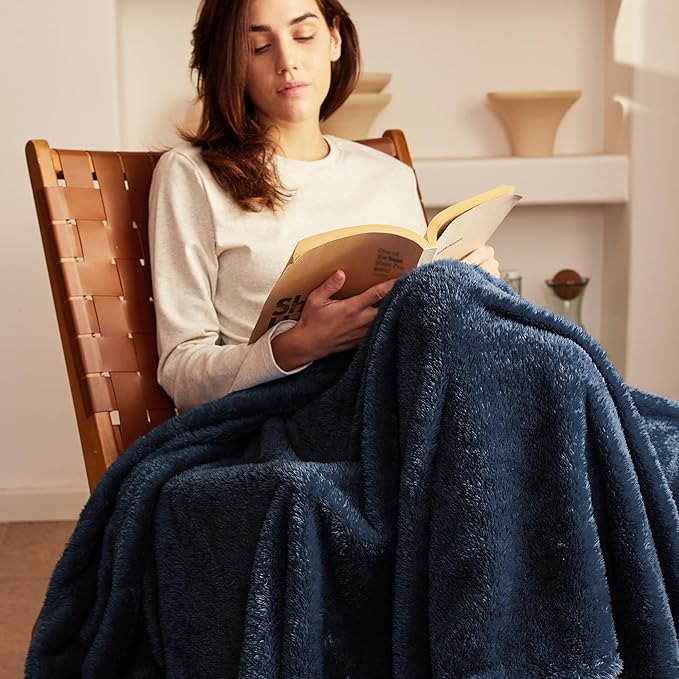Exclusivo Mezcla Plush Fuzzy Fleece Bed Blanket Twin Size, Super Soft, Fluffy and Warm Blankets for Couch, Bed, All Season (Navy Blue, 90x66 inches)