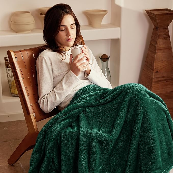 Exclusivo Mezcla Plush Fuzzy Fleece Bed Blanket Twin Size, Super Soft, Fluffy and Warm Blankets for Couch, Bed, All Season (Forest Green, 90x66 inches)