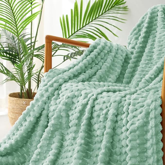Exclusivo Mezcla Fleece King Blanket for Bed, Extra Large Fuzzy Sage Green Bed Blankets, Soft Cozy Plush Sofa Throws for All Seasons, 90x104 Inches