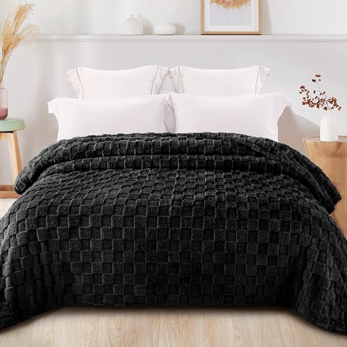 Exclusivo Mezcla King Size Flannel Fleece Blanket, Super Soft and Warm Lightweight Checkered Pattern Blankets for All Seasons, 90x104 Inches, Black