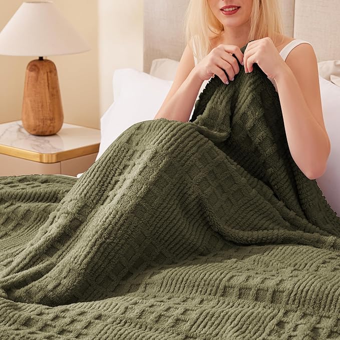 EXQ Home Fleece Throw Blanket for Couch or Bed - 3D Waffle Patchwork Pattern Jacquard Decorative Blankets - Cozy Soft Lightweight Fuzzy Flannel Blanket Suitable for All Seasons(50"×60", Moss Green)