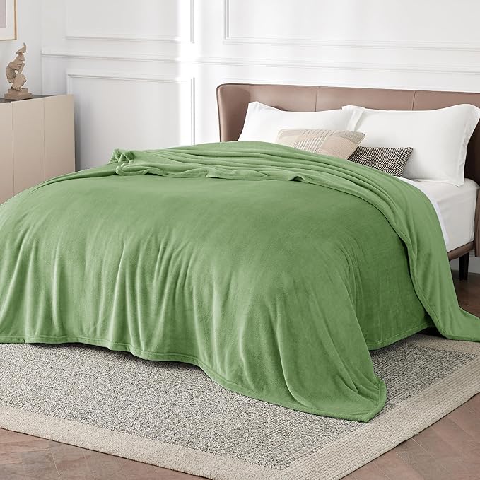 Bedsure GentleSoft Green Fleece Blankets Queen Size - Bed Blanket Soft Lightweight Plush Fuzzy Cozy Luxury Microfiber, Emerald, 90x90 inches