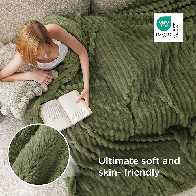 Bedsure GentleSoft Full Blanket for Couch - Cozy Soft Blankets for Women, Cute Small Fleece Throws for Girls, Birthday Gifts for Women Decor Gifts, Moss, 84x90 Inches