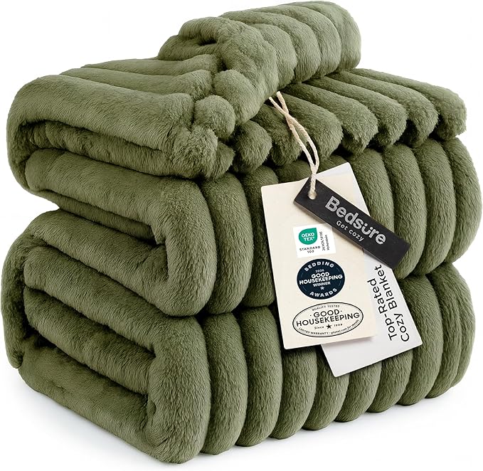 Bedsure GentleSoft Full Blanket for Couch - Cozy Soft Blankets for Women, Cute Small Fleece Throws for Girls, Birthday Gifts for Women Decor Gifts, Moss, 84x90 Inches
